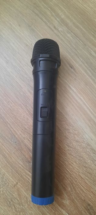 Колона със микрофон