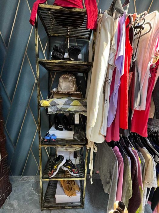 Mobilier metalic ideal pentru magazine de haine