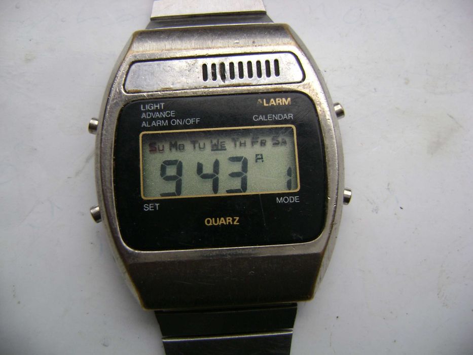 Продавам 5 броя ретро кварцови часовници Levis,Time Tronic,Quartz