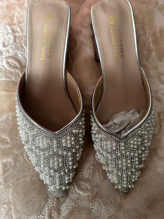 Ойок кийм ок рангда. Ансамбль койлакга Обувь в белом цвете с камушками