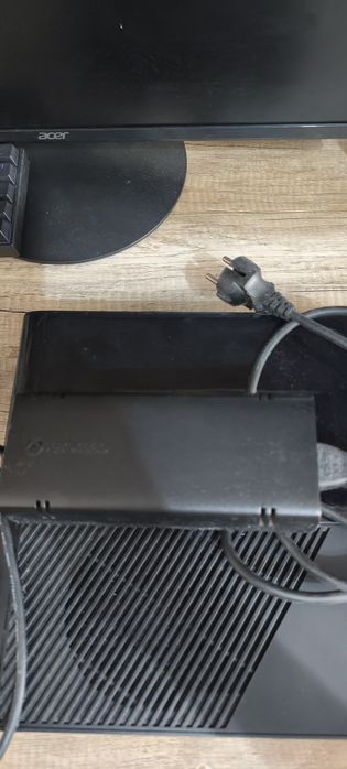 Vand XBOX 360 E cu 10 jocuri