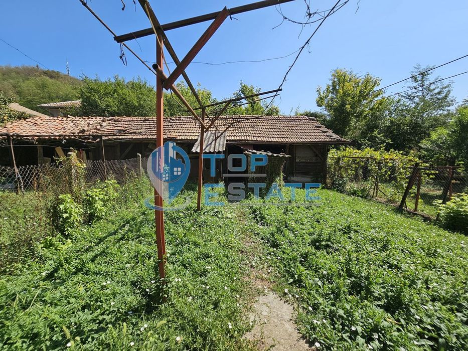 Тухлен етаж от къща с двор в град Елена