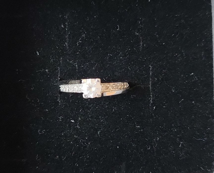 Годежен пръстен бяло злато с цирконии