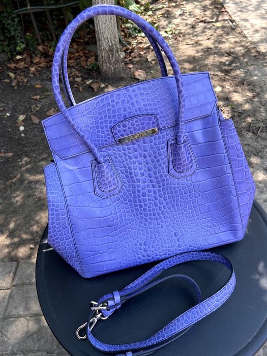 Geantă Musette din piele naturală embosată tip crocodil, mov-lavandă