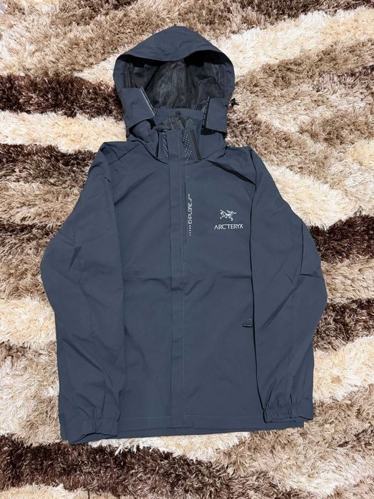 Jacheta de vant Arcteryx noua