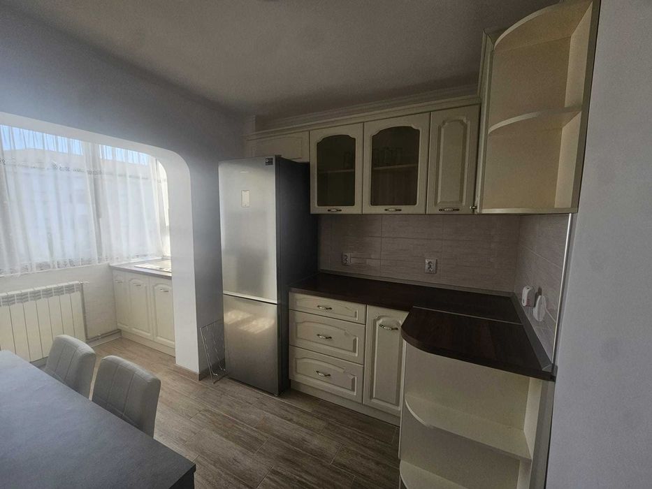 Inchiriez apartament 3 camere PB Decebal