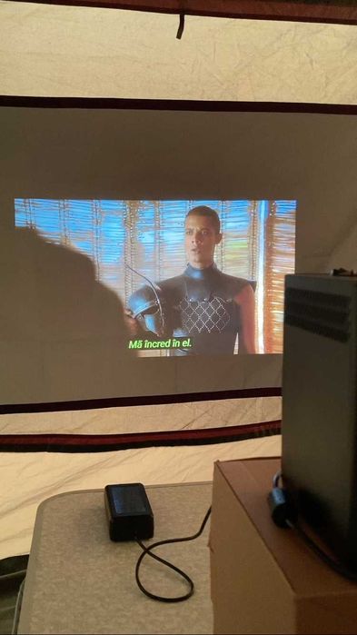 Videoproiector portabil Full HD