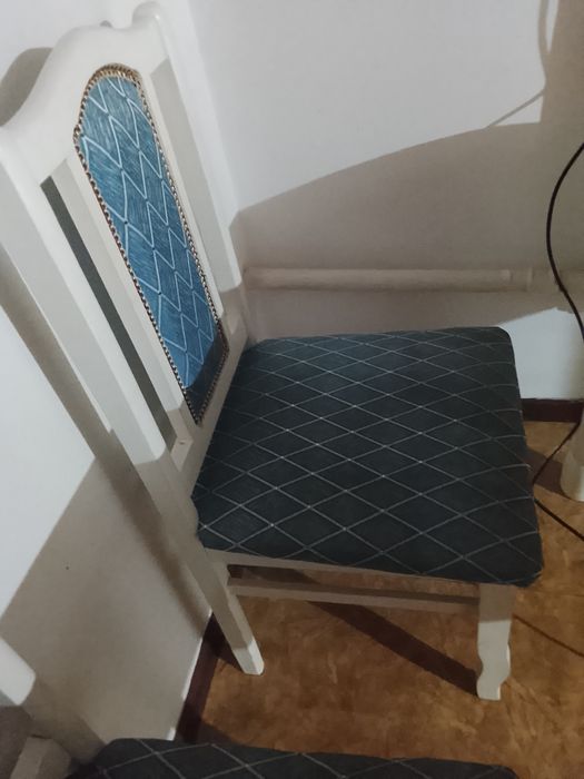 Стол сатылаты орындыктармен