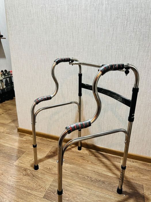 Продам ходунки и памперсы