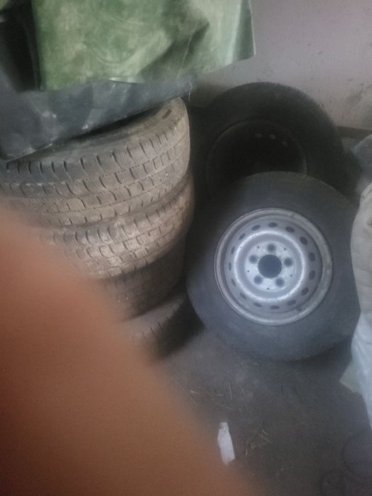 Geante cu cauciucuri noi 215.75r16c de vanzare