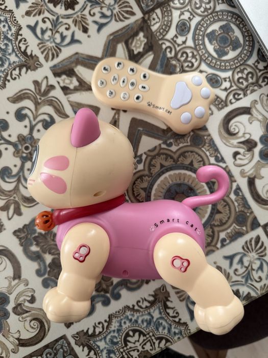 Игрушечная кошка-робот на пульте