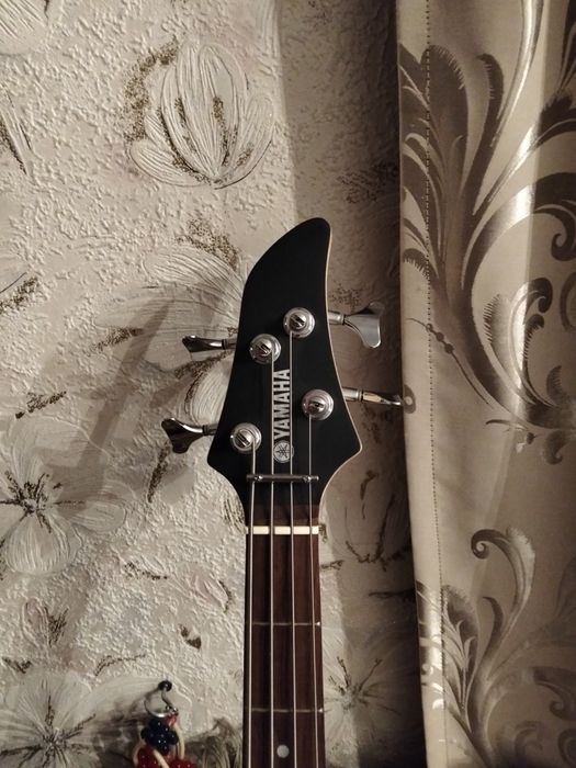 Продам бас- гитару Ямаха RBX280 J