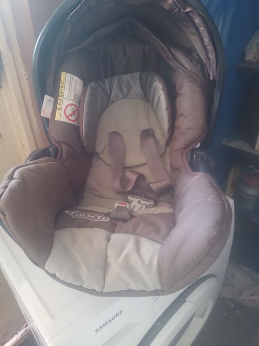 Vind geanta foarte veche ani 50 vitrege nasturi vechi o cutie de halva plina anii 50 mai multe relatii la tel