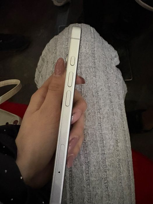 iPhone 16 бял, батерия 98%, пълен комплект