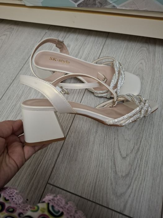 Аяқ киімдер сатылады