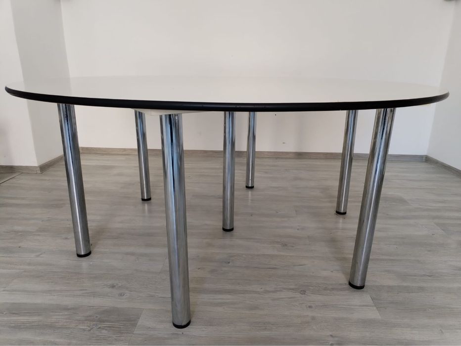 Mese rotunde si scaune chiavari