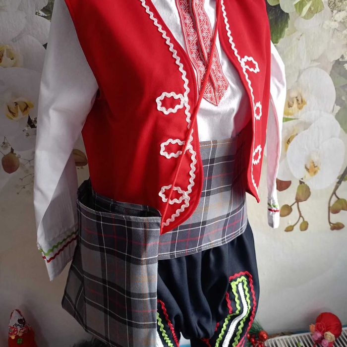 Народна носия със ширити за момче