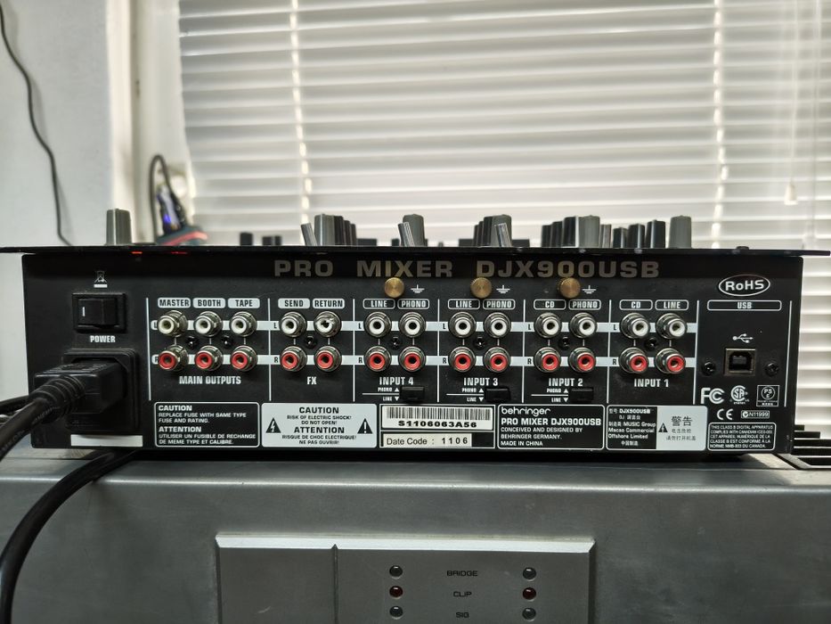 DJ миксер Behringer DJX-900