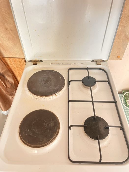Готварска печка с котлони и хладилник