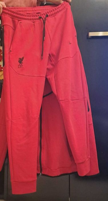 Червен спортен екип