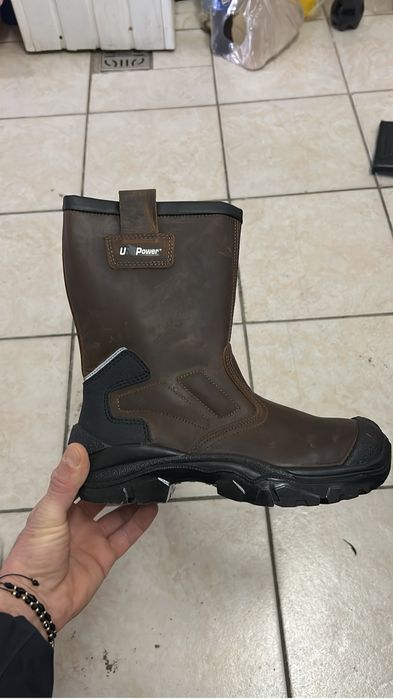 Bocanci cu protectie metalica