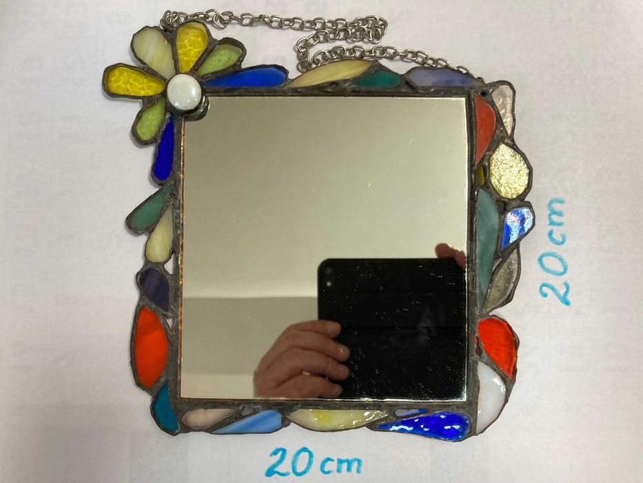 Огледало с витражна рамка.