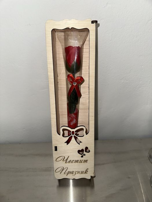 Подаръчна кутия с роза с гравирано пожелание