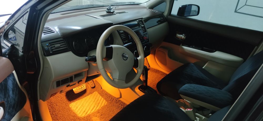 Nissan Tiida sotiladi qora