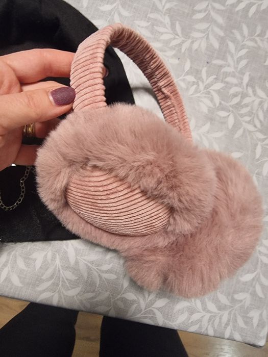 Дамска шапка с камъни