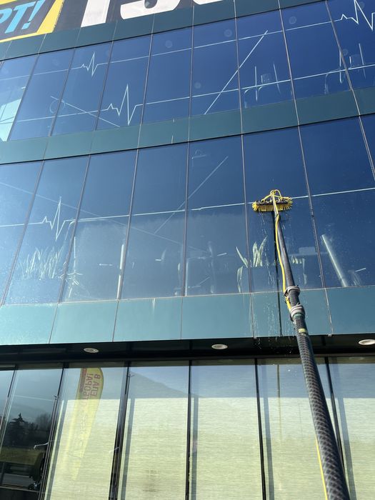 Почистване на фасади и соларни панели цялата страна