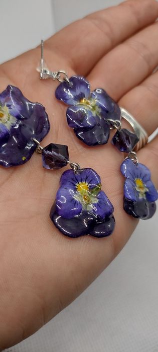 Обеци с естествен цвят на градински теменужки.