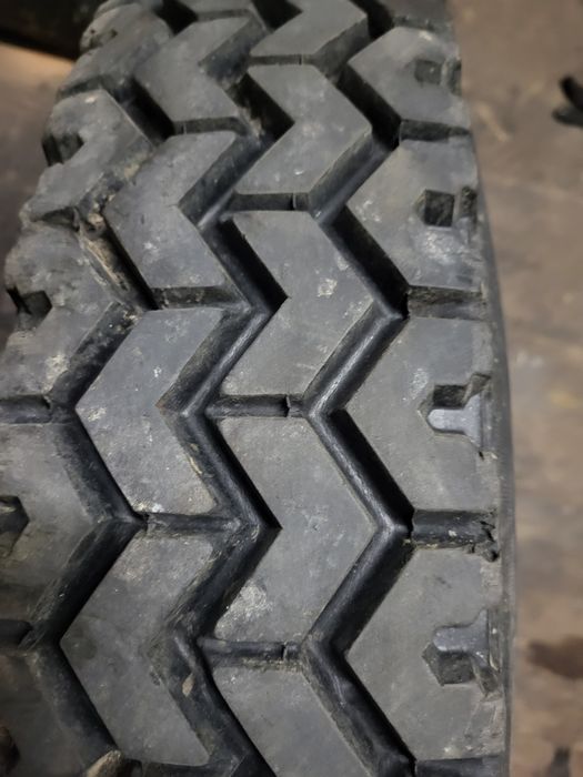 Anvelopa Pirelli 7.00 R16 C și 10.0 75 R12