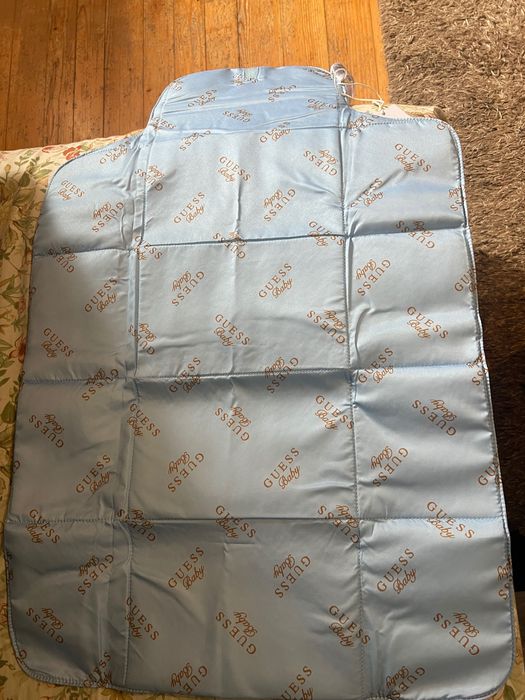 Бебешки комплект,нов,с повивалник,четка и гребенче за коса