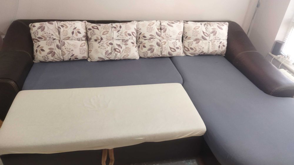 Ьглов диван с лежанка и функция за спане.