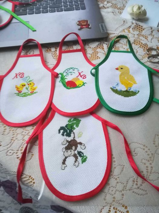 Бродирани престилки за шишета