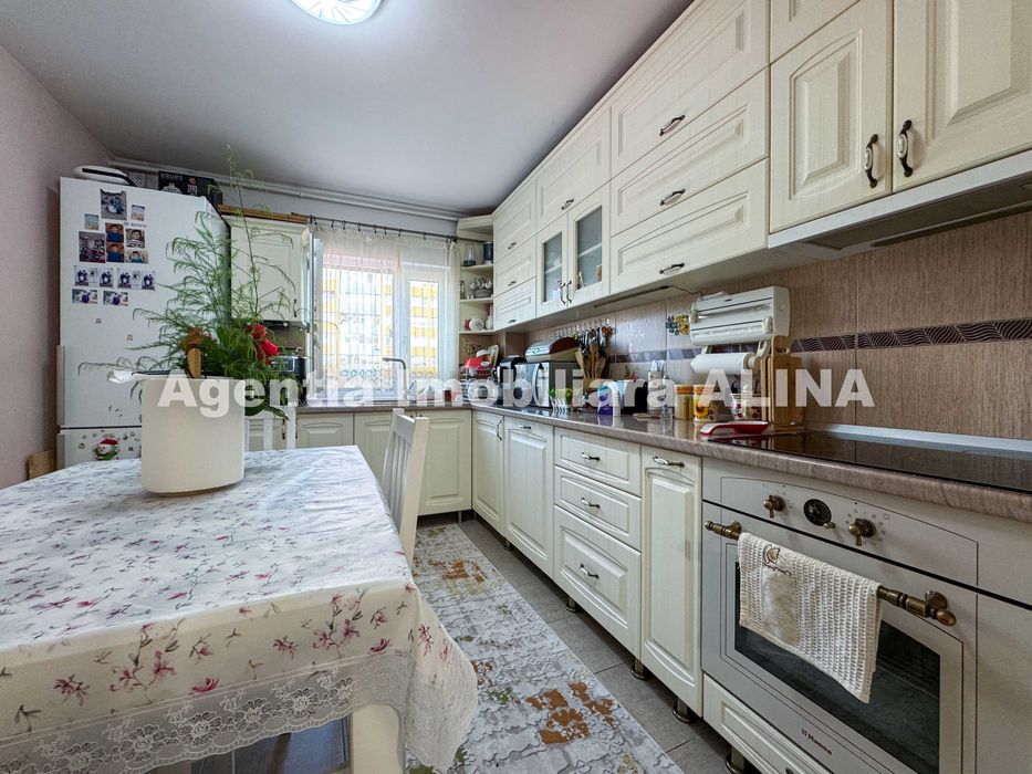 Ap. 3 camere in Deva, zona Astoria, 70 mp, decomandat, etaj 3.