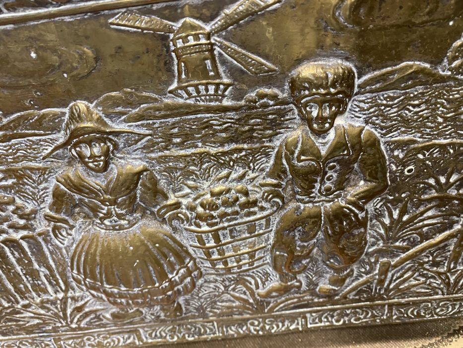 Месингова кутия с релеф селски сцени Нидерландия 1950-1960