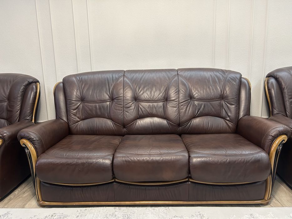 Кожаный диван + 2 кресла