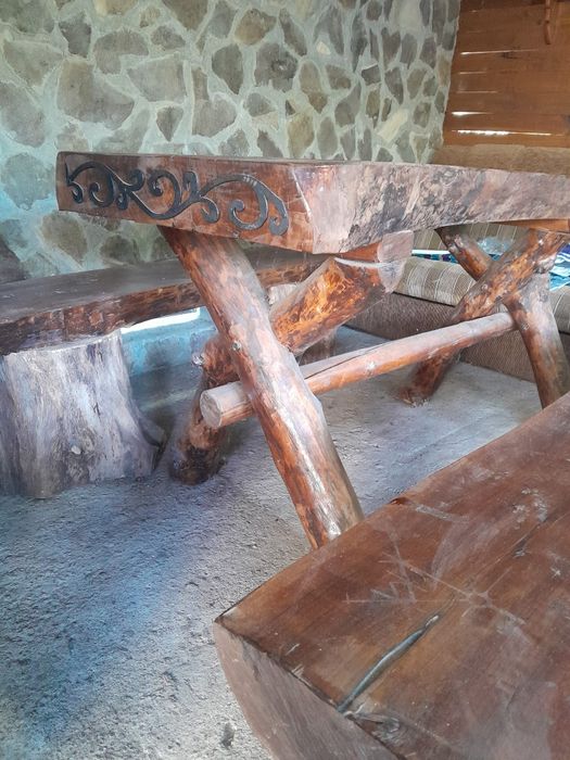 Masă rustică din lemn de nuc