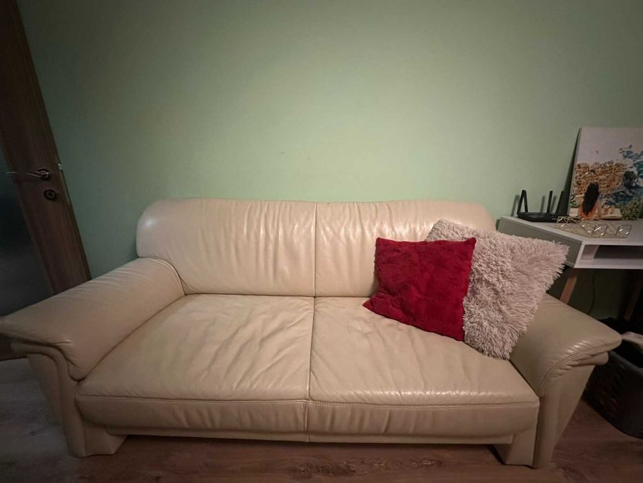 Продавам кожен диван двойка