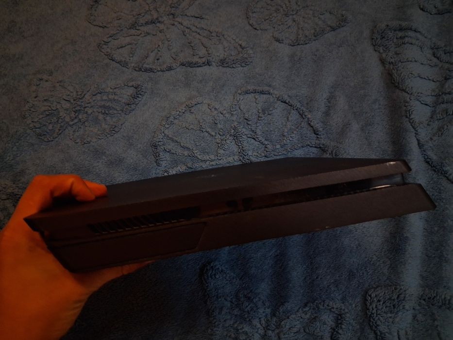 Продаю PS4 срочно