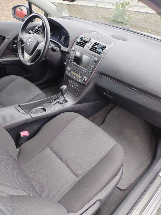 Продавам Тойота Авенсис Т27