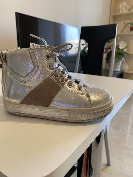 продам детскую  кожаную обувь