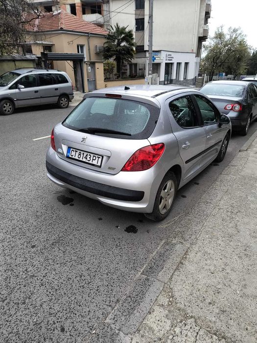 Продавам Peugeot 207 / 2009 година с технически преглед и гражданска отговорност