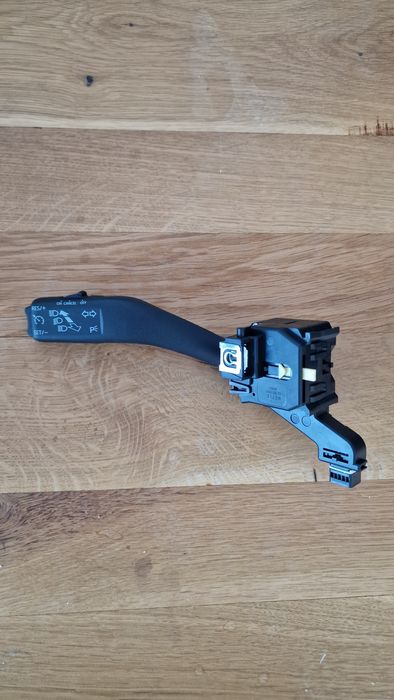 ЧИСТО НОВ! Лост за мигачи за VW TOURAN 2006г.