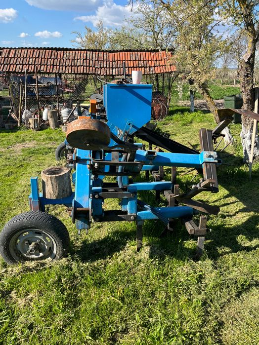Vând prășitoare pe 6 rânduri cu fertilizare și distribuitor de azot
