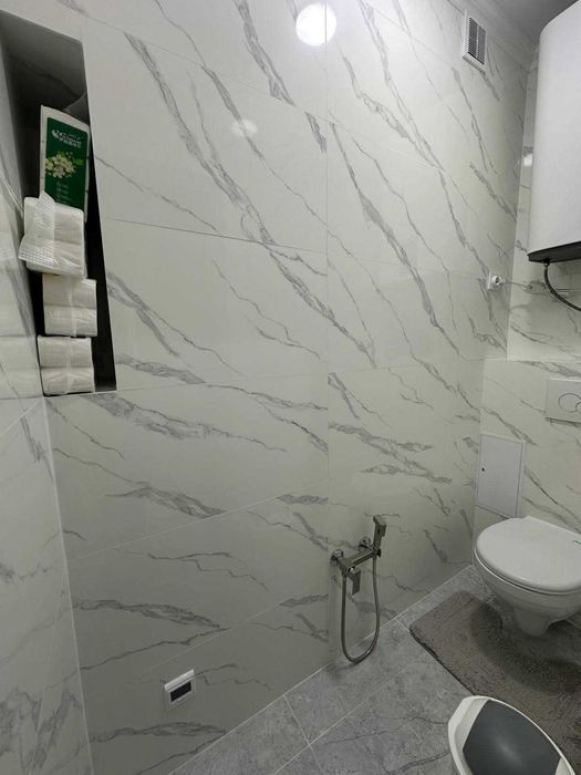 Сдам просторную 2х кв-ру 4/4 напротив алайского рынка  А1