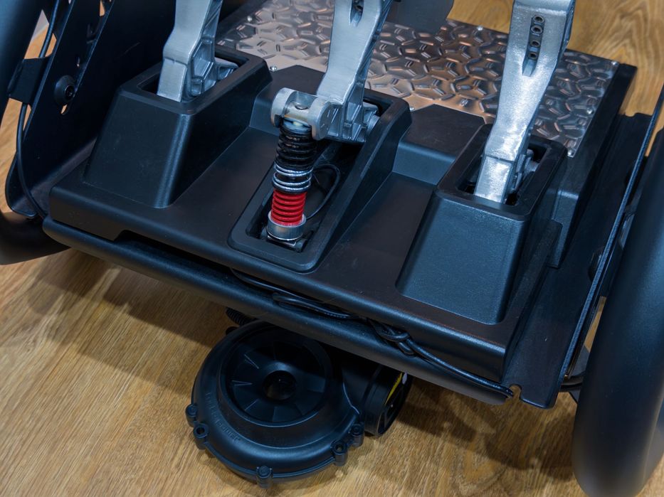 Setup Sim Racing: Playseat Trophy + Thrustmaster T-GT II + Pedale T-LCM (Load Cell)