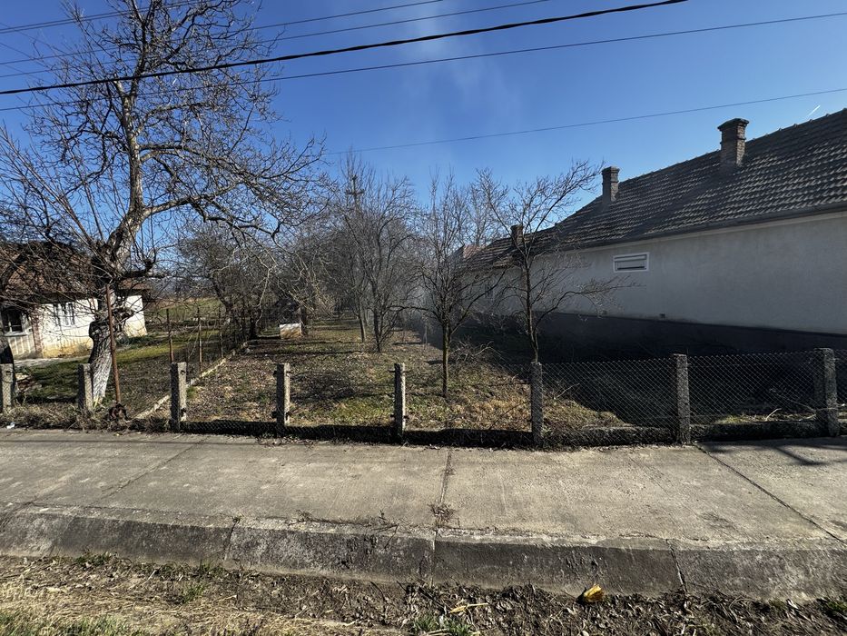 Vand casa cu teren intravilan 71 de ari la intrare in Somes Odorhei .