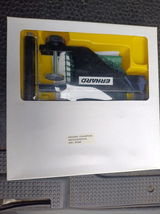 Устройство и мрежа за тенис на маса.